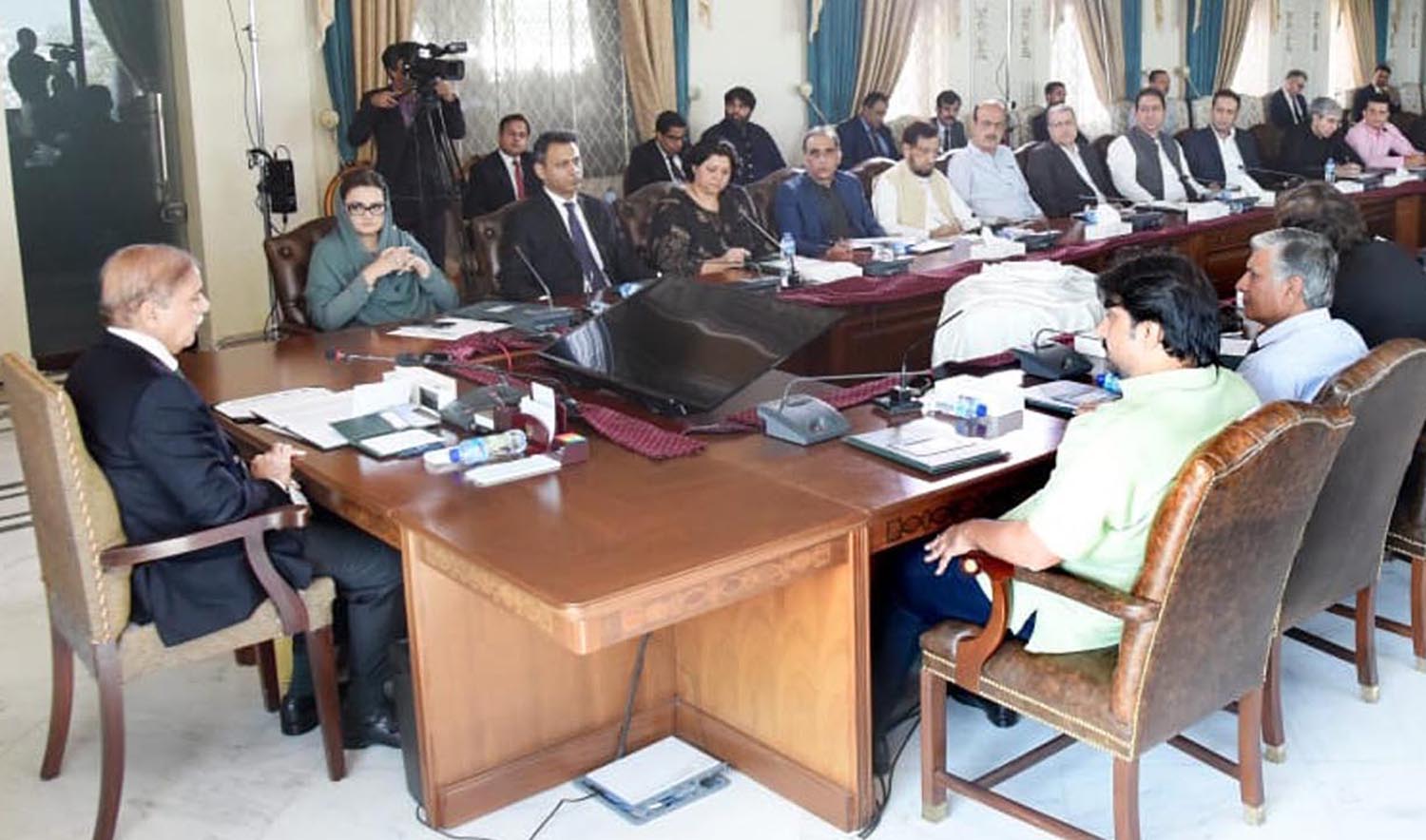 A delegation from the Council of Pakistan Newspaper Editors meets Pakistan Prime Minister Shehbaz Sharif in Islamabad on March 15, 2023. (PID)
