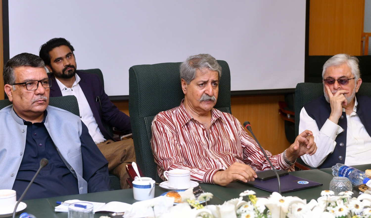 Pakistan's commerce minister Syed Naveed Qamar, center, speaking to a group of journalists in Karachi on March 17, 2023 (AN photo)