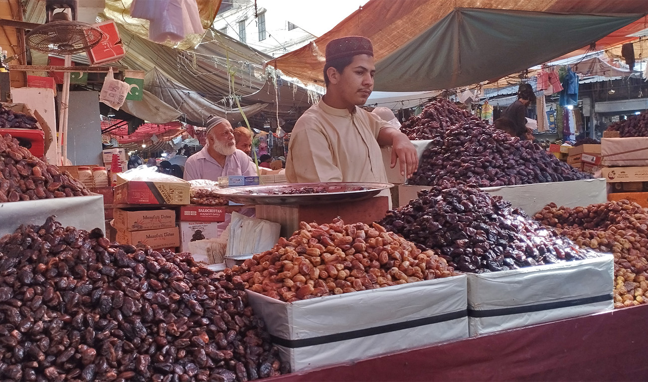 A vendor sells dates are displayed at Karachi's Khajoor market, Pakistan’s biggest date market, on March 21, 2023. (AN photo/Khurshid Ahmed)