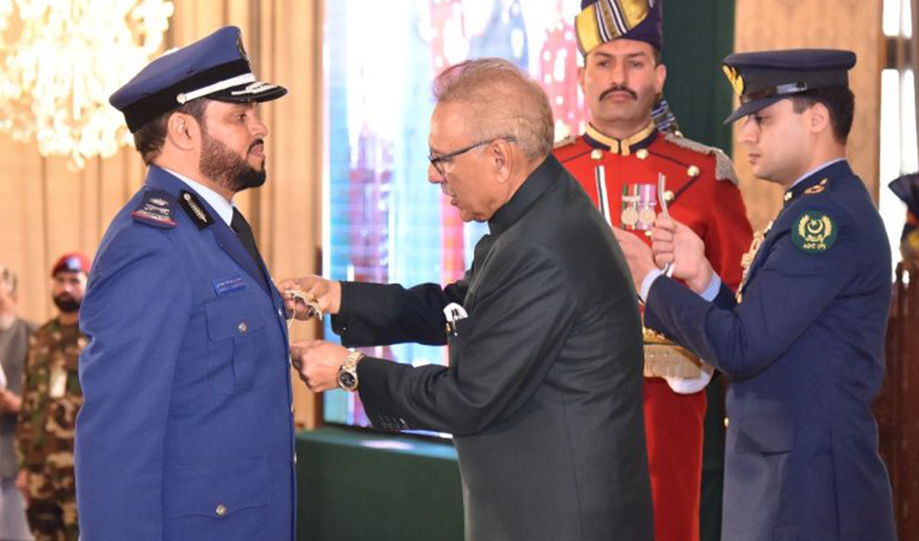 President Dr Arif Alvi conferring the award of Hilal-i-Imtiaz (Military) upon the Defense Attache of the Kingdom of Saudi Arabia in Pakistan, Major General (Pilot) Staff, Awad bin Abdullah Al-zahrani, at Aiwan-e-Sadr, Islamabad, on March 23, 2023. (APP/FILE)