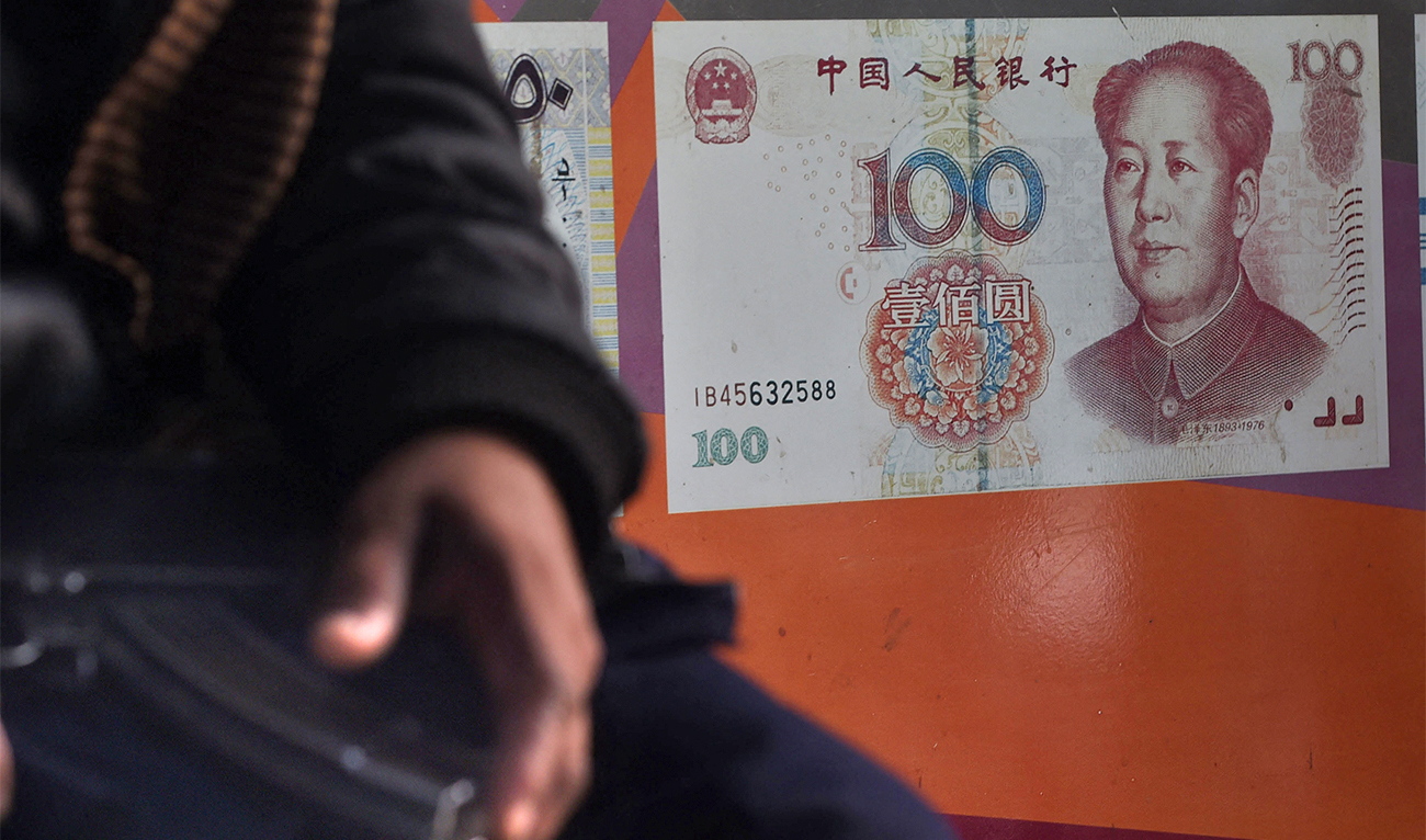 A Pakistani security guard sits outside the currency exchange shop in Lahore on January 3, 2018. (AFP/File)