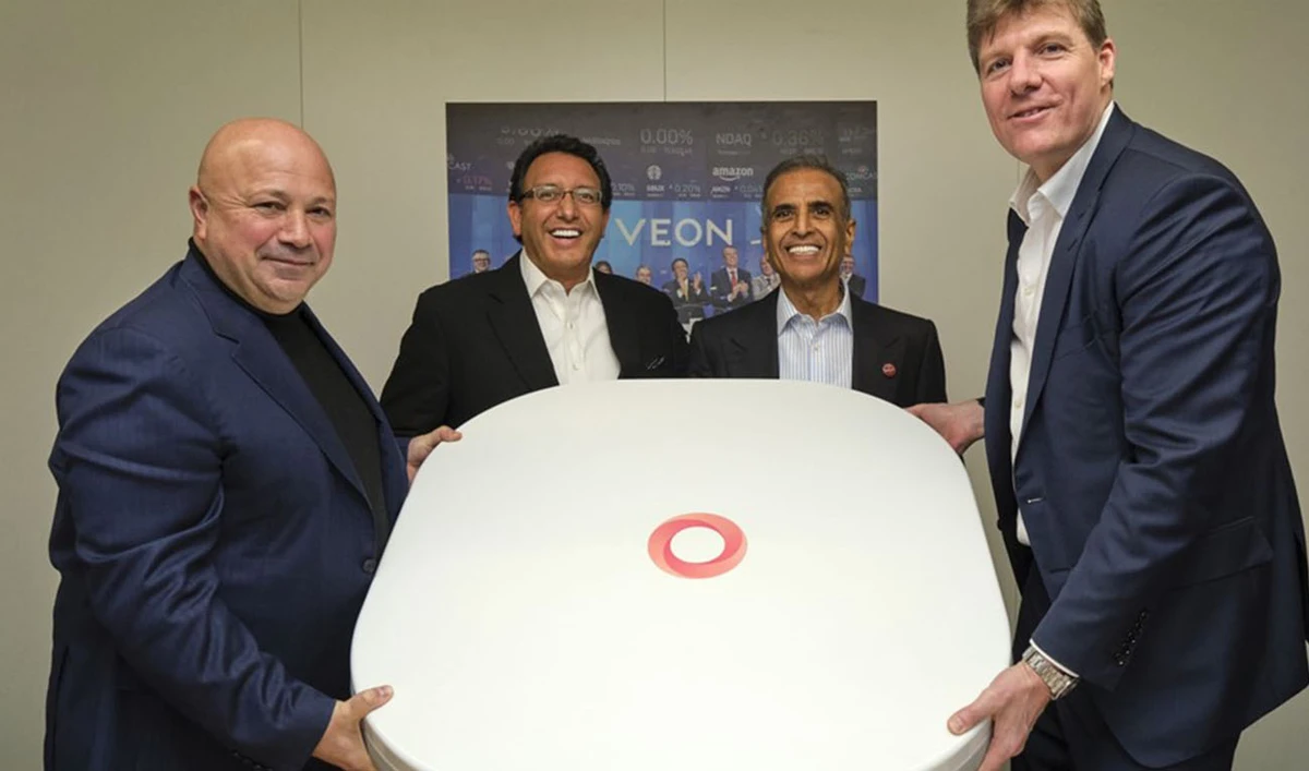 VEON Group CEO, Kaan Terzioglu (L) and OneWeb CEO, Neil Masterson (R) announcing the partnership at Mobile World Congress, Barcelona, on March 1, 2023. (Photo courtesy: VEON)