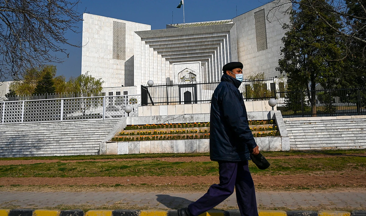 A policeman walks past the Supreme Court building in Islamabad, Pakistan, on January 29, 2021. (AFP/File)
