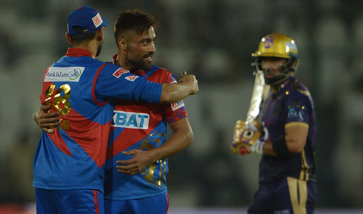 Karachi Kings' Mohammad Amir (C) celebrates with teammate after dismissal of Quetta Gladiators' Iftikhar Ahmed (R) during the Pakistan Super League (PSL) T20 cricket match between Karachi Kings and Quetta Gladiators at the National Stadium in Karachi on February 18, 2023. (Photo courtesy: AFP)