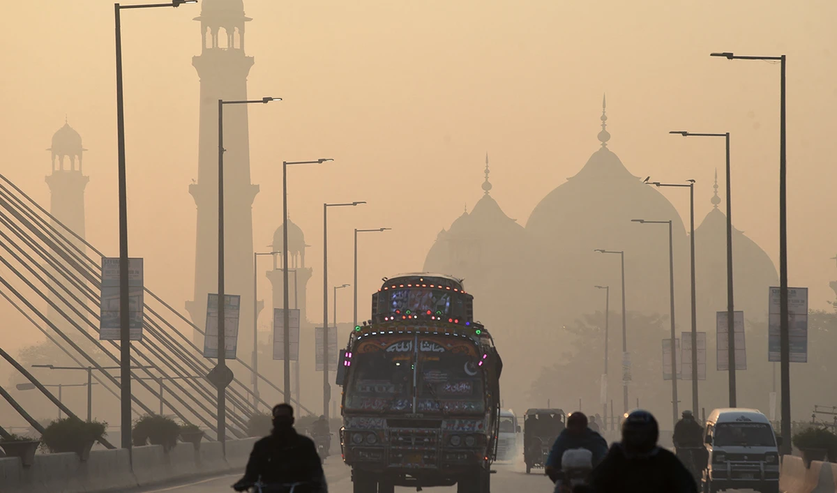 Vehicles make their way amid heavy smogg conditions in Lahore on November 17, 2021. (Photo courtesy: AFP/FILE)
