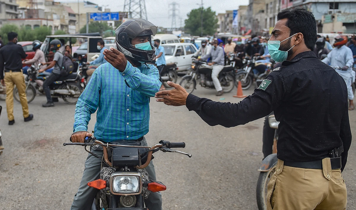 Police diverts traffic as a partial lockdown is imposed to curb the spread of Covid-19 coronavirus in Karachi on July 31, 2021. (AFP/FILE)