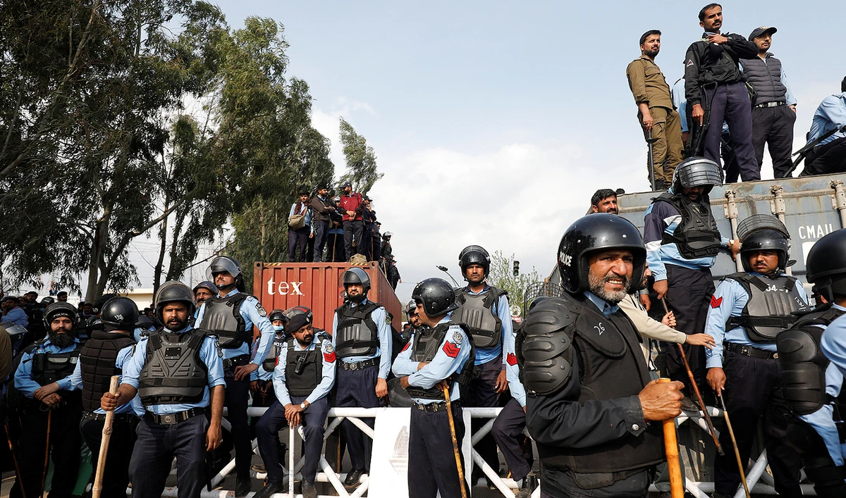 This photo, taken on March 18, 2023, shows members of police standing guard outside a court before the arrival of former Pakistani Prime Minister Imran Khan at the court in Islamabad, Pakistan. (Photo courtesy: REUTERS/File)
