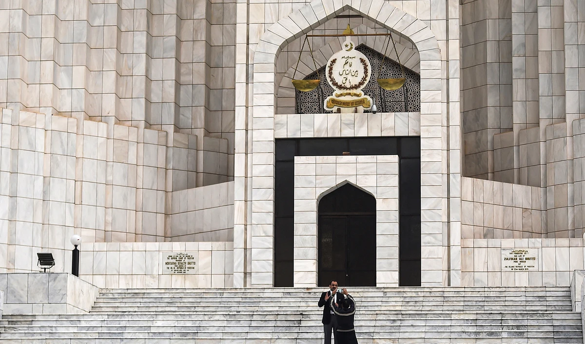 Journalists gather in front of the Supreme Court building after the court decision on army chief 's tenure extension case, in Islamabad, Pakistan on November 28, 2019. (AFP/File)