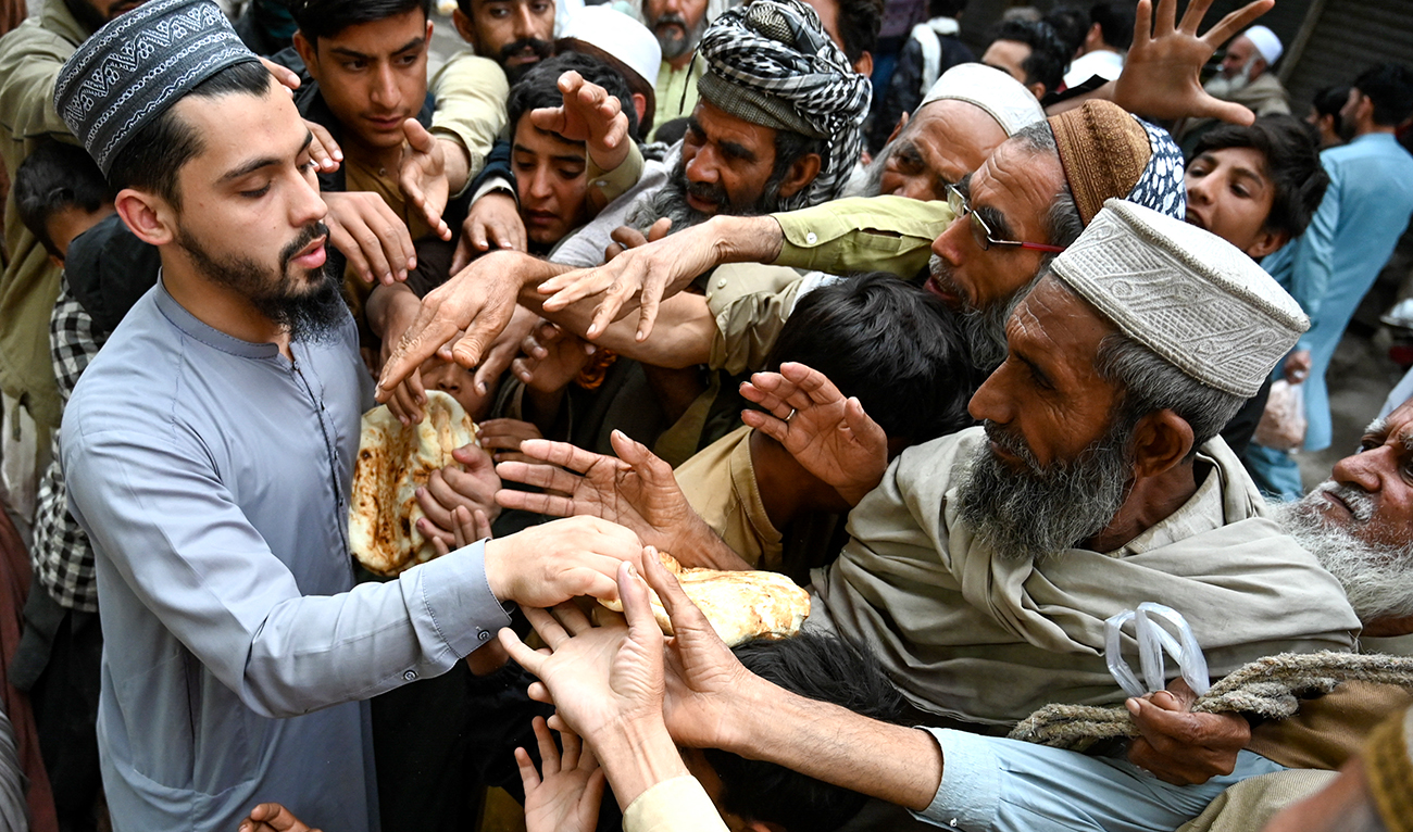 Deadly chaos as Pakistanis scramble for scarce donations