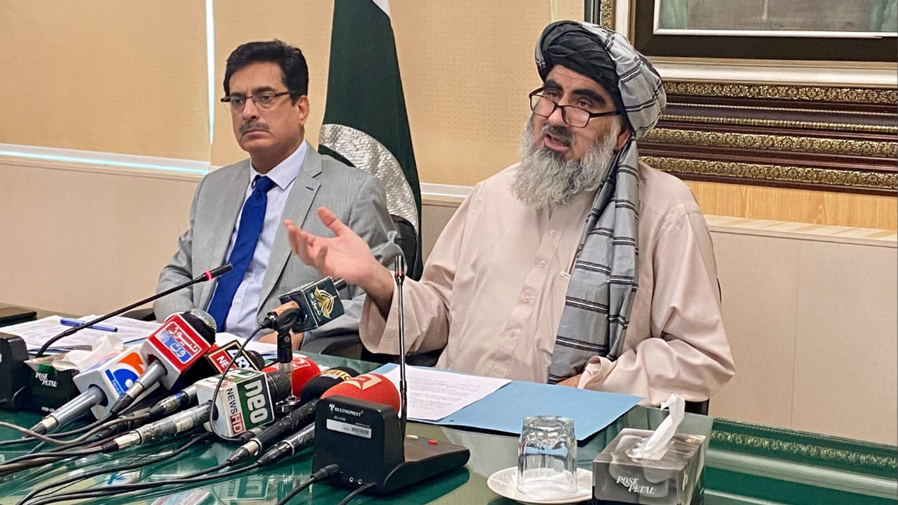 The picture taken on May 31, 2022, shows Pakistan's religious affairs minister Mufti Abdul Shakoor (right) addressing a press conference in Islamabad, Pakistan. (AN photo)