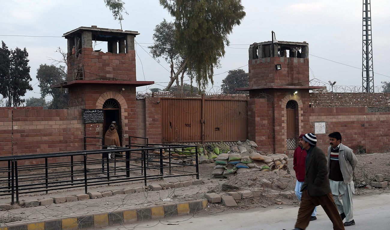 Pakistani pedestrians walk past the central jail in Peshawar on December 31, 2014. (AFP/File)
