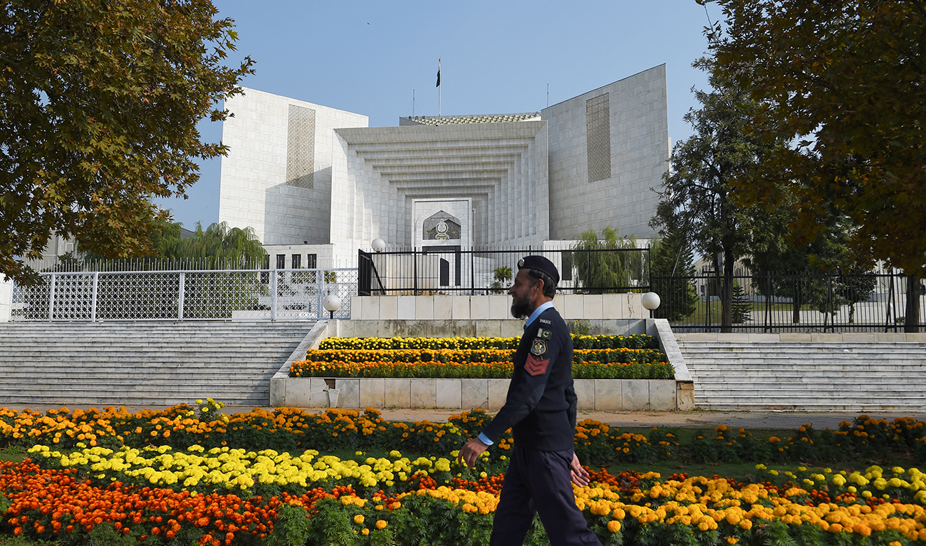 A policeman walks past in front of the Supreme Court building during a case hearing suspending the notification of the tenure extension of Chief of Army Staff (COAS) General Qamar Javed Bajwa, in Islamabad on November 28, 2019. (AFP/File)