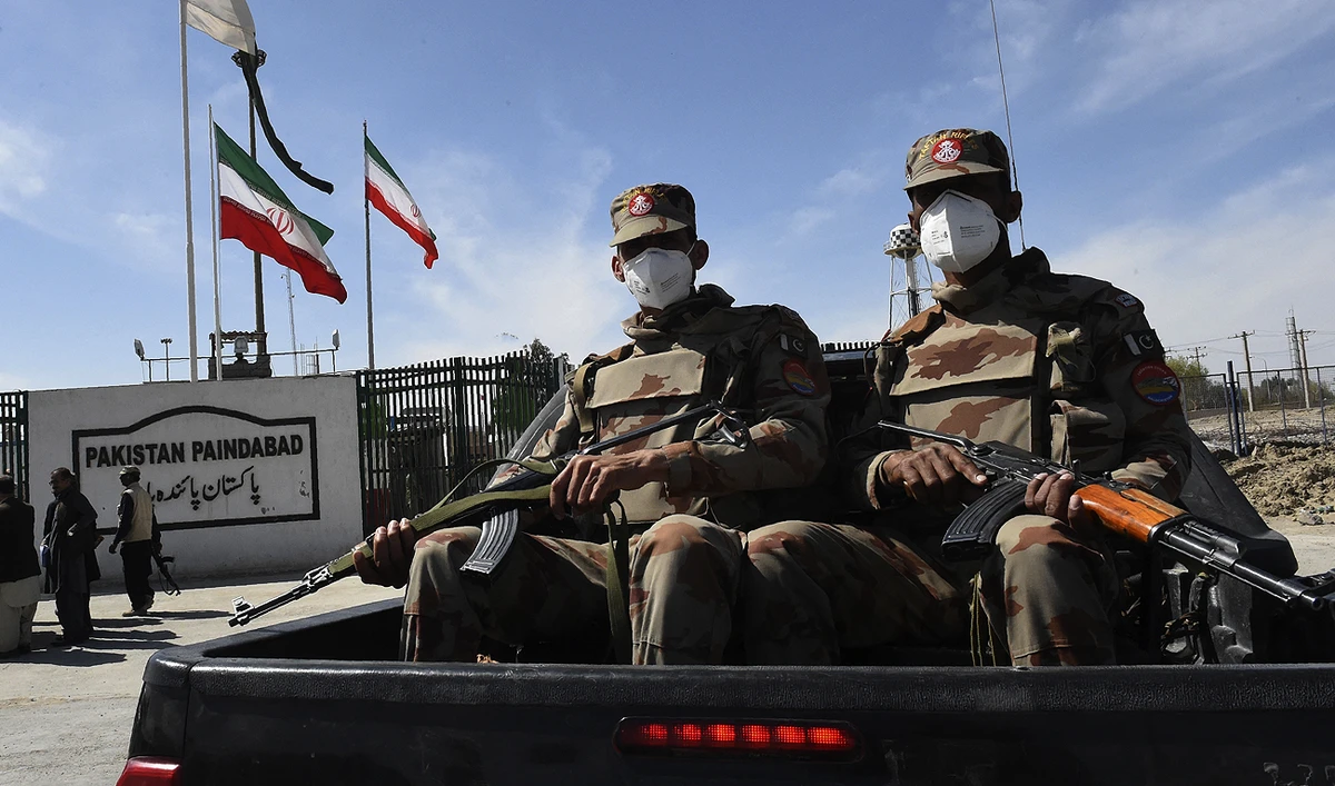 This file photo, taken on February 25, 2020, shows Pakistani soldiers patrolling near the closed Pakistan-Iran border in Taftan. (Photo courtesy: AFP/File)