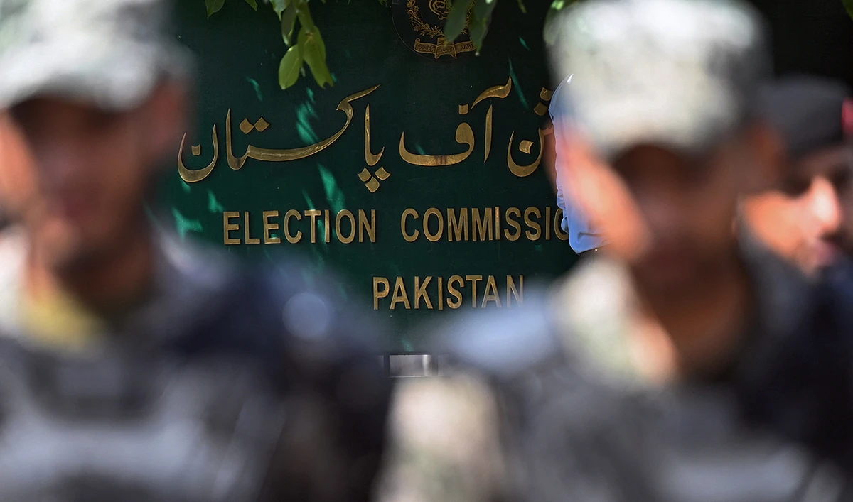 In this file photo, taken on August 2, 2022, paramilitary soldiers stand guard outside the Pakistan’s election commission building in Islamabad. (Photo courtesy: AFP/File)
