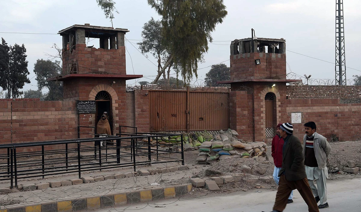 Pakistani pedestrians walk past the central jail in Peshawar on December 31, 2014. (AFP/File)