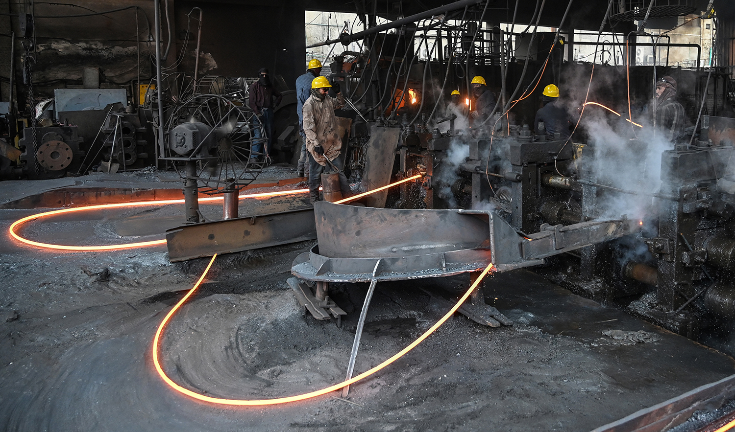 Experts warn spiraling inflation may lead to industrial closures, mass unemployment in Pakistan
