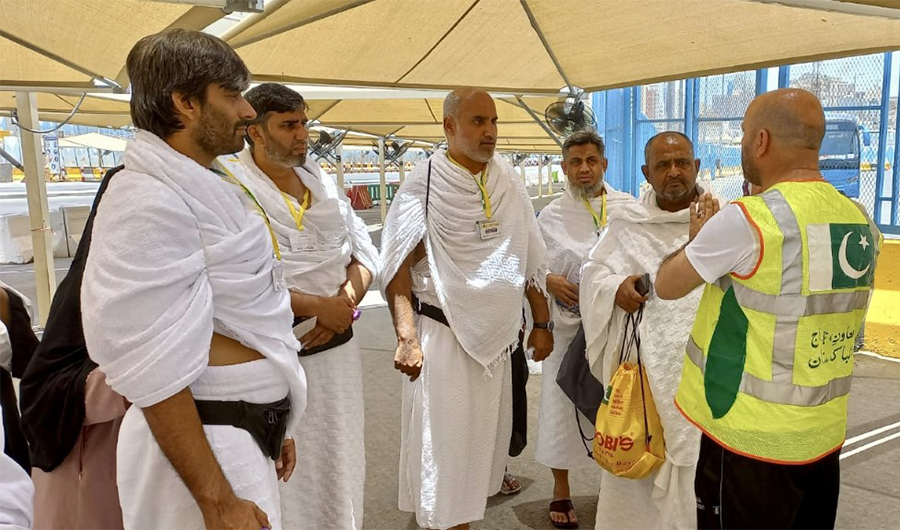 A Pakistani hajj volunteer speaks to pilgrims at Makkah, Saudi Arabia on June 16, 2022. (Courtesy: Pakistani Hajj mission in Jeddah/File)