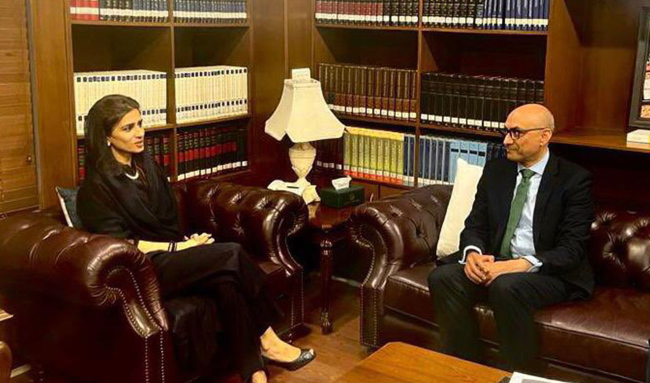 Pakistan’s state minister for foreign affairs Hina Rabbani Khar (left) speaks with her country’s ambassador-designate to Saudi Arabia on May 3, 2023, in Islamabad, Pakistan. (Photo courtesy: @ForeignOfficePk/Twitter)