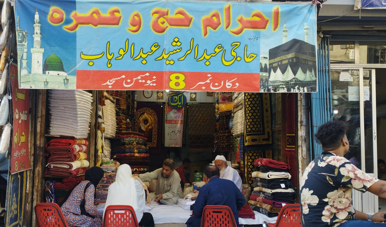 Pakistani pilgrims are buying ihram and other essential Hajj items on April 3, 2023, in Karachi, Pakistan, while preparing to embark on the spiritual journey to Saudi Arabia in the next few weeks. (AN Photo)