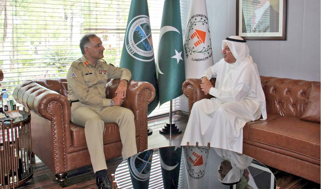 Kuwait’s Ambassador to Pakistan, Nassar Abdulrahman Al-Mutairi (right), calls on the Chairman of National Disaster Management Authority (NDMA), Lt General Inam Haider Malik, in Islamabad, Pakistan, on May 4, 2023. (Photo courtesy: NDMA)