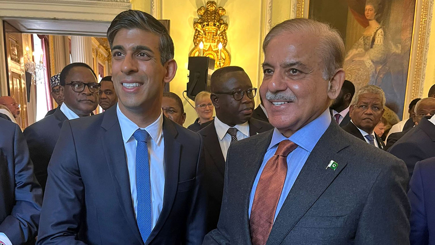 Pakistan Prime Minister Shehbaz Sharif with British counterpart Rishi Sunak during the sidelines of the Commonwealth leaders' meeting in London on May 5, 2023. (PID)