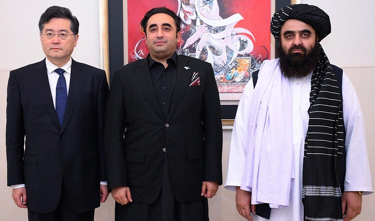 This handout photograph taken on May 6, 2023 and released by the Pakistan Information Department (PID) shows (from L to R ) Chinese Foreign Minister Qin Gang, Pakistan's Foreign Minister Bilawal Bhutto Zardari and Afghanistan’s foreign minister Amir Khan Muttaqi posing after a meeting in Islamabad. (Photo courtesy: PID)