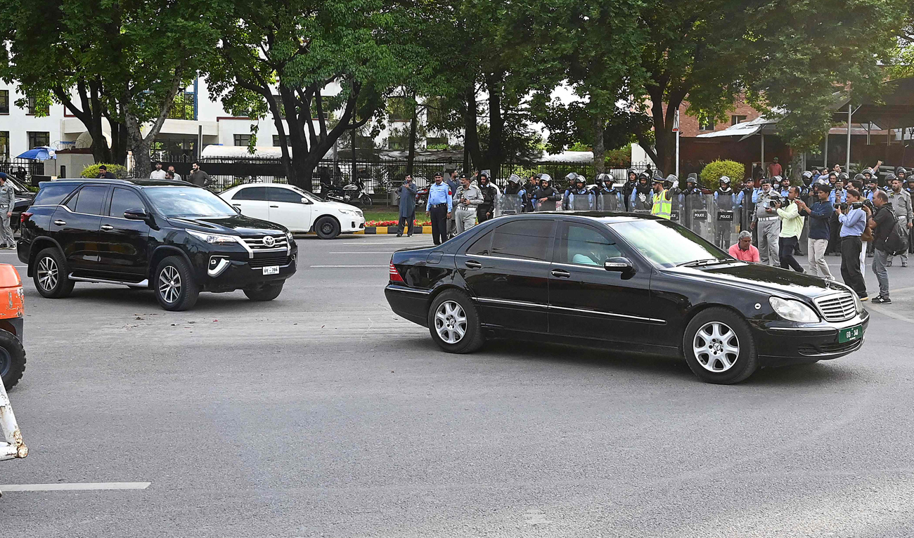A car (R) carries Pakistan's former Prime Minister Imran Khan, as he arrives to appear before the Supreme Court in Islamabad on May 11, 2023. (Photo courtesy: AFP)