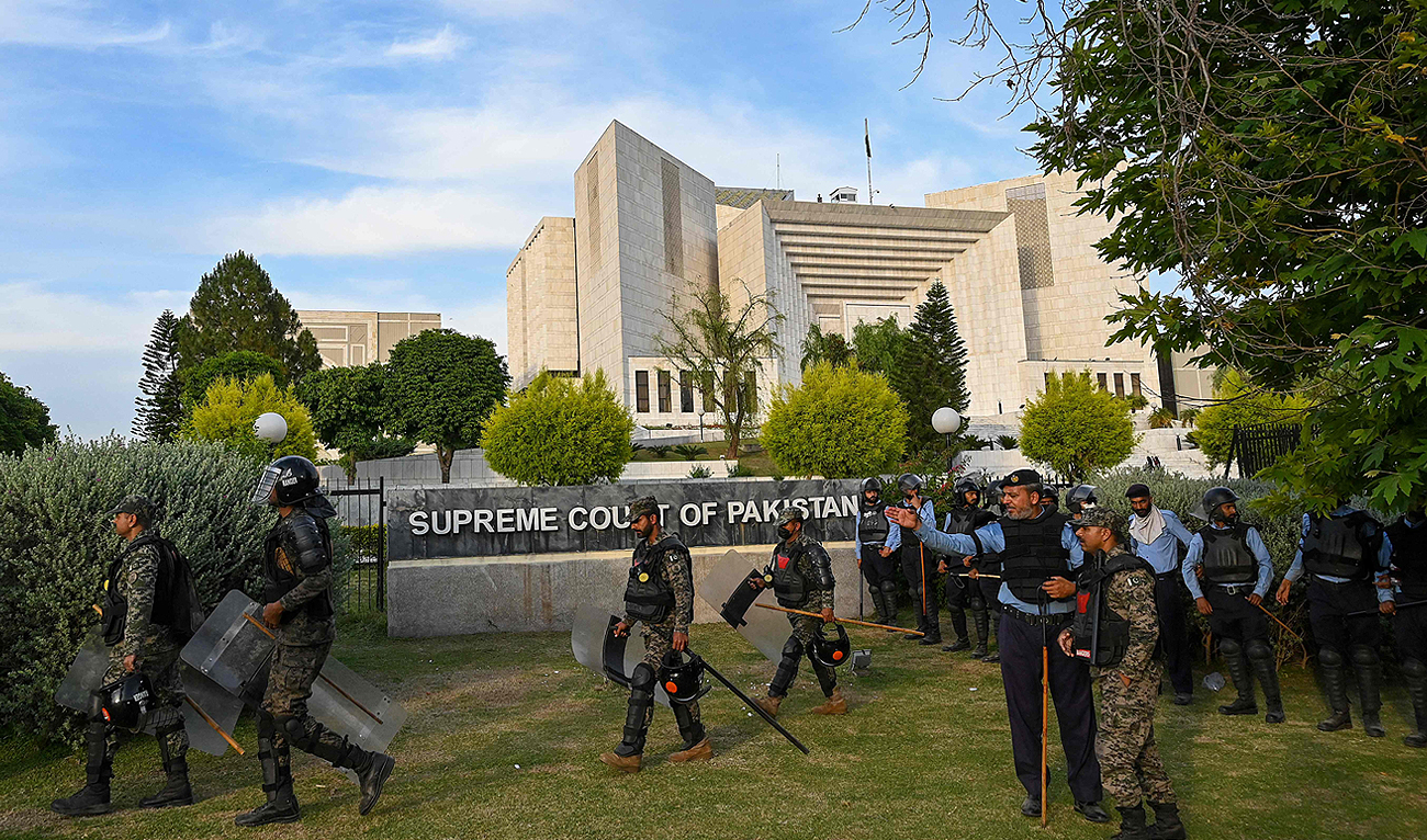 In this picture, taken on May 11, 2023, Pakistan paramilitary soldiers cordon off the Supreme Court in Islamabad. (Photo courtesy: AFP)