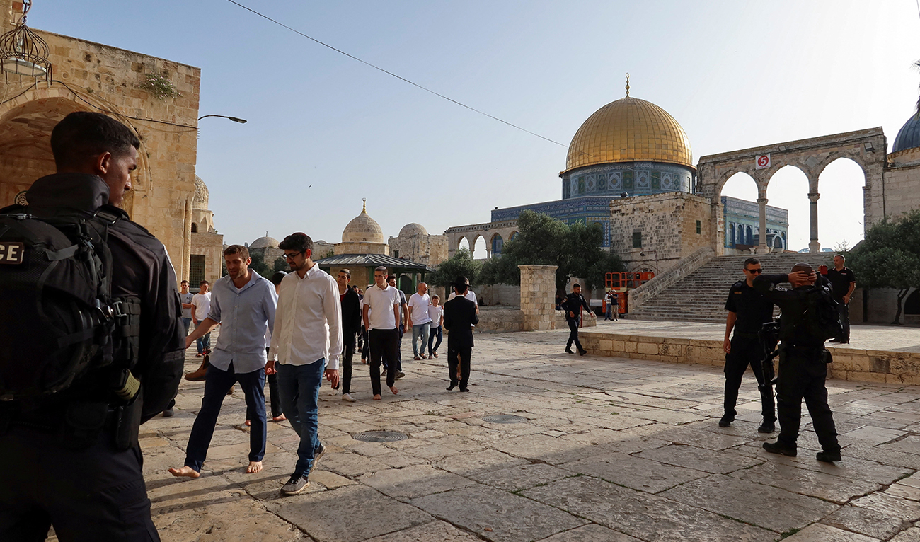 Israeli police stand guard as visitors tour Al-Aqsa compound, known to Jews as Temple Mount, amid tensions ahead of the annual flag march which marks Jerusalem Day, in Jerusalem May 18, 2023. (REUTERS)