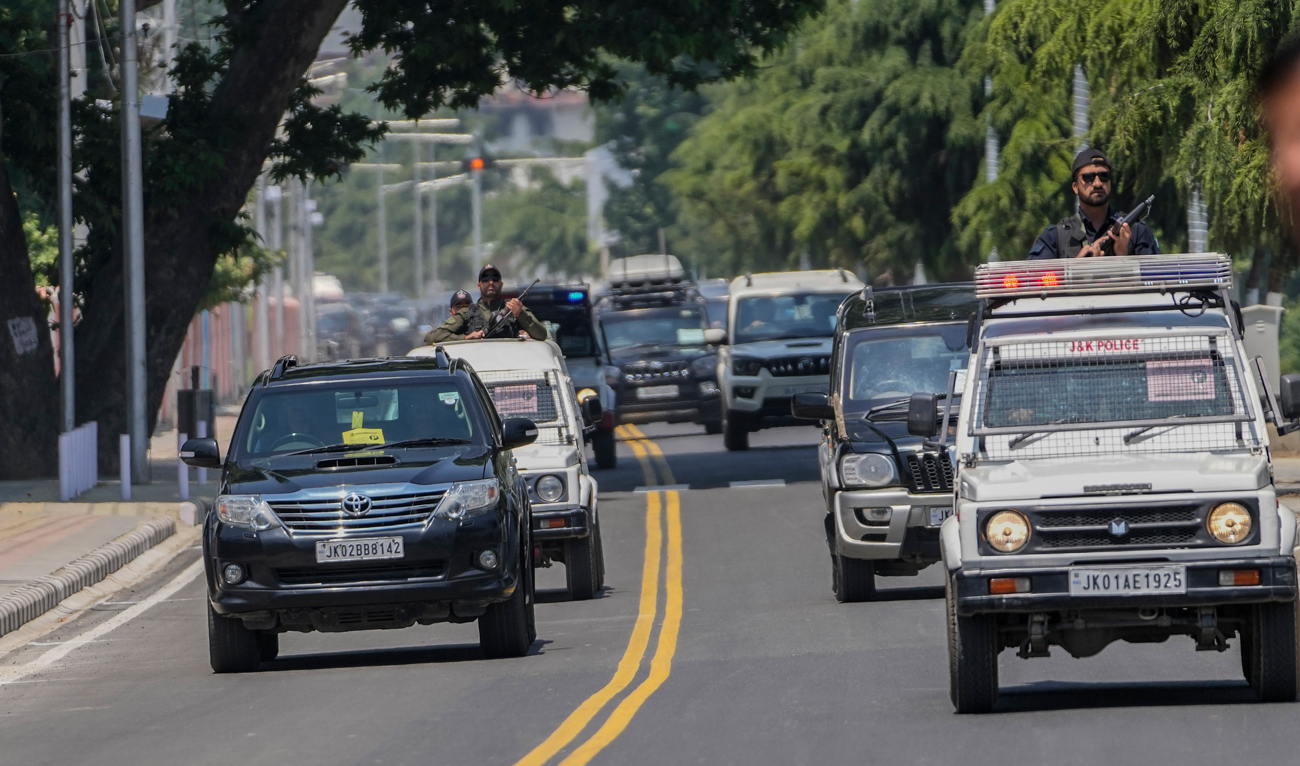 Indian policemen guard a cavalcade of delegates from the Group of 20 nations arriving to participate in a tourism meeting in Srinagar, Indian controlled Kashmir, Monday, May 22, 2023. (Photo courtesy: AP)
