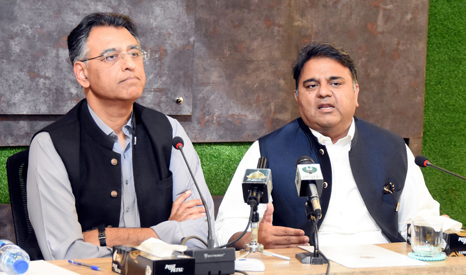 Senior Pakistan Tehreek-e-Insaf leader Asad Umar, left, and Pakistan's former information minister Chaudhry Fawad Hussain talk to journalists during a press conference in Islamabad, Pakistan, on March 29, 2022. (PID/File)
