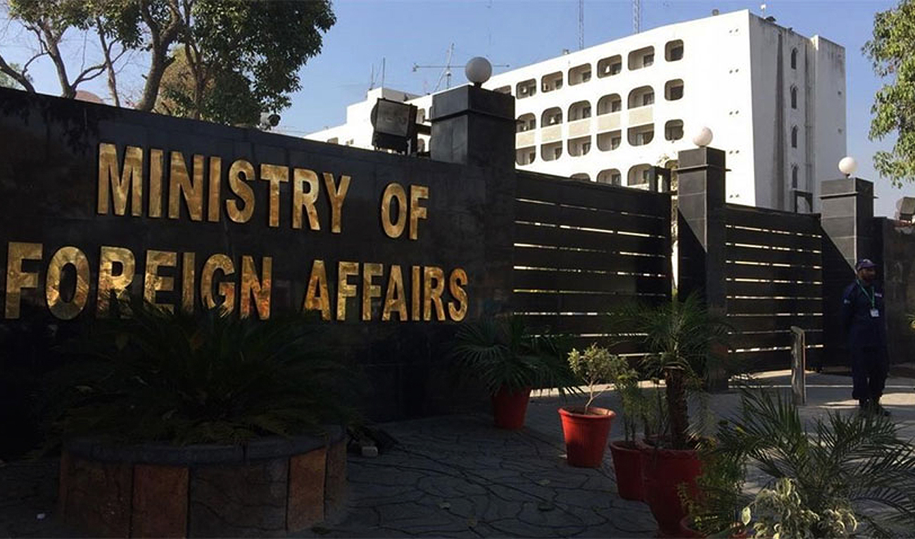 In this picture, taken on April 15, 2023, a security personnel stands guard outside the Pakistan's Foreign Ministry building in Islamabad. (Photo courtesy: Radio Pakistan)