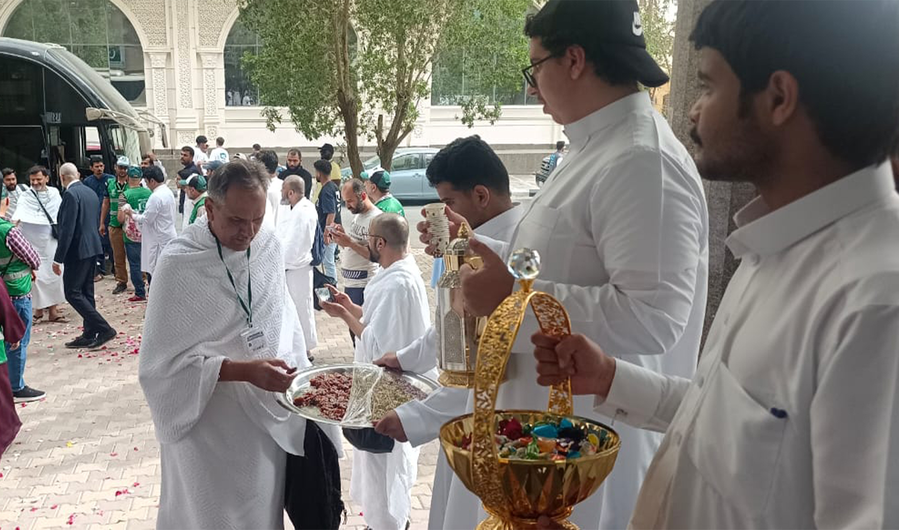 Pakistani officials welcome Hajj pilgrims arriving in Makkah from Madinah for the annual pilgrimage on May 30, 2023. (Photo courtesy: Pakistan's religious ministry)