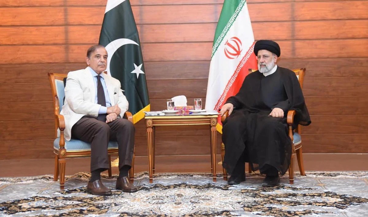 Pakistan Prime Minister Shehbaz Sharif and Iranian President Ebrahim Raisi engage in a meeting at the Mand-Pishin crossing point of the Pakistan-Iran border on May 18, 2023. (PID)