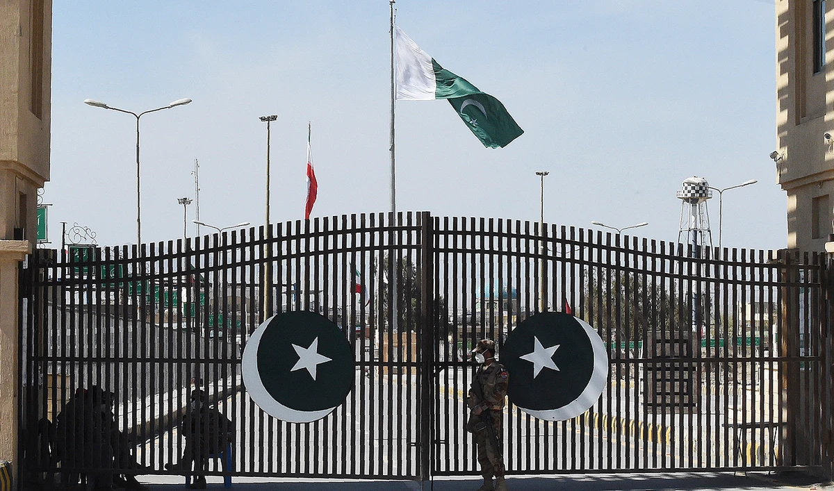 In this file picture, taken on February 25, 2020, Pakistani soldiers stand guard at the closed Pakistan-Iran border in Taftan. (Photo courtesy: AFP/File)