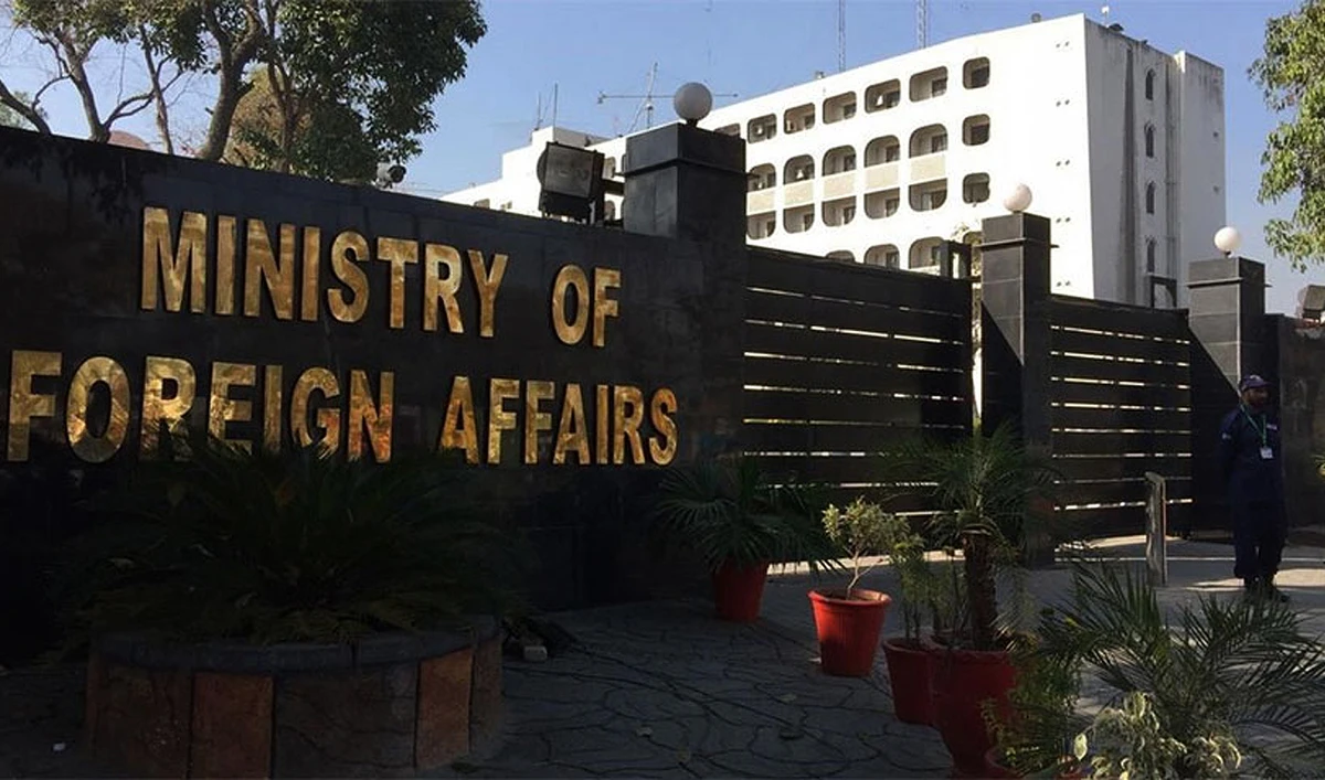 In this picture, taken on April 15, 2023, a security personnel stands guard outside the Pakistan's Foreign Ministry building in Islamabad. (Photo courtesy: Radio Pakistan)