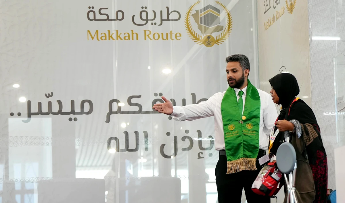 A volunteer guides an elderly pilgrim arriving for Hajj in Makkah, Saudi Arabia, on May 29, 2023. (SPA)