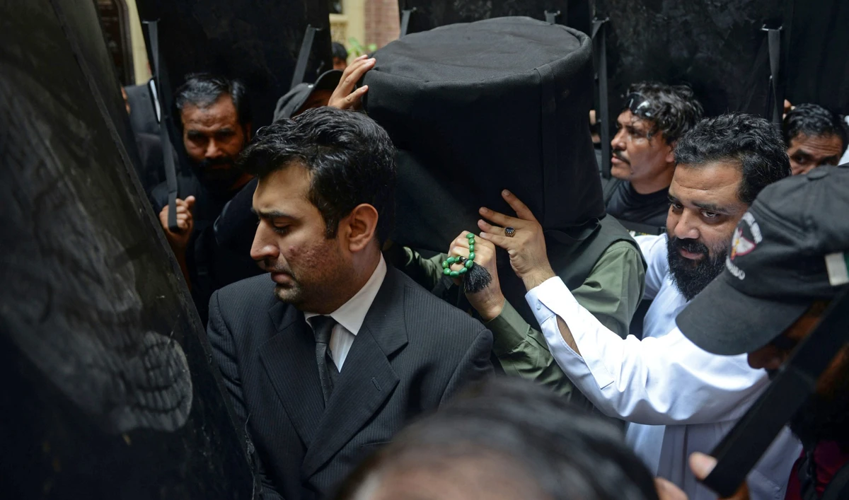Security personnel with ballistic shields escort former Pakistan's prime minister Imran Khan (C) to the High Court in Lahore, Pakistan, on May 30, 2023. (AFP)