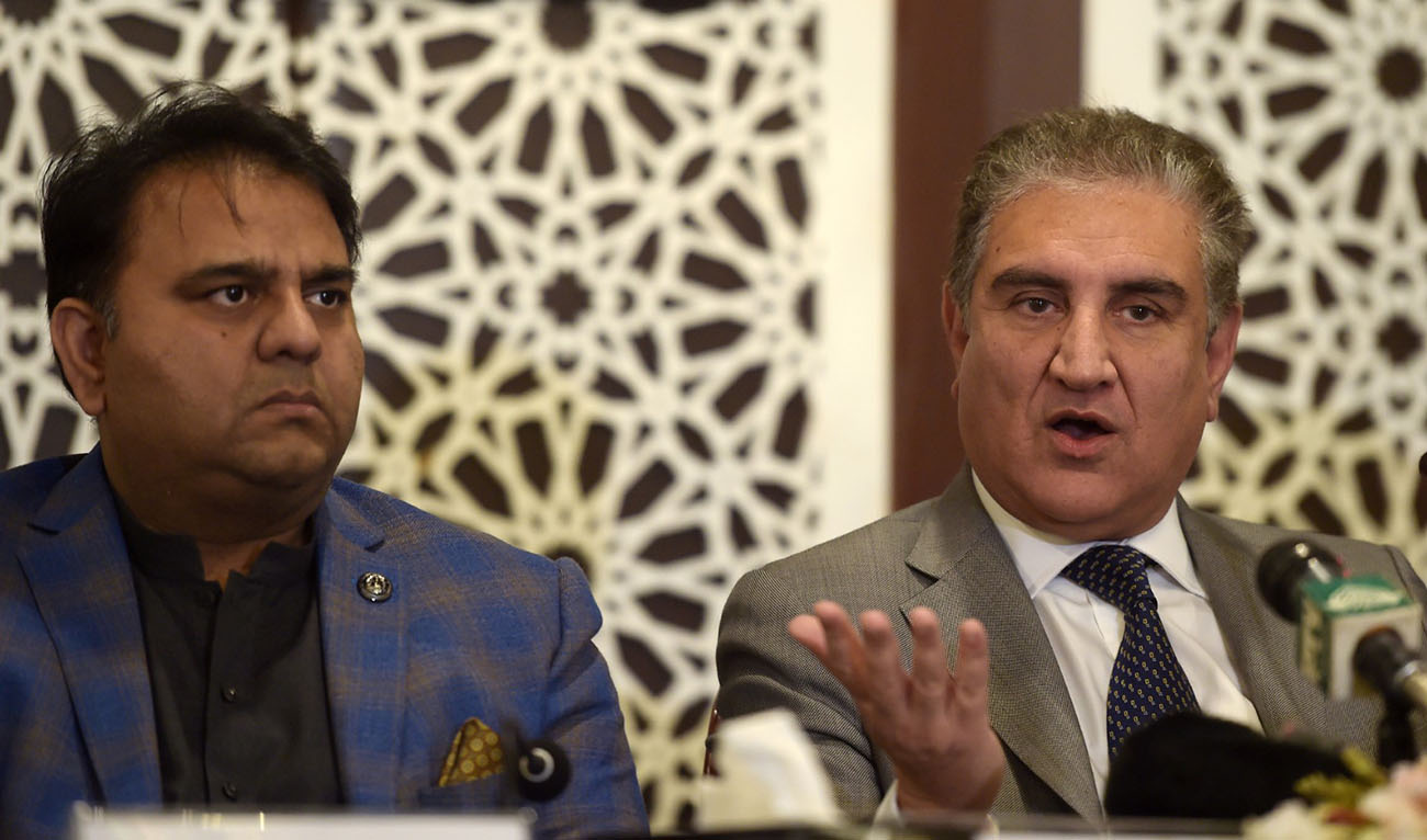 Pakistani Foreign Minister Shah Mehmood Qureshi (R) speaks next to Minister of Information and Broadcasting Fawad Chaudhry during a press conference in Islamabad, Pakistan on February 13, 2019. (AFP/File)