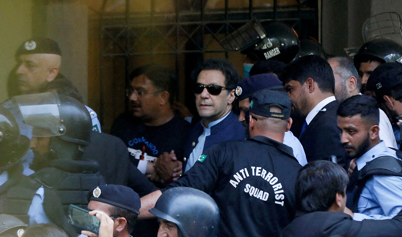 Security officers escort Pakistani former Prime Minister Imran Khan as he appeared in Islamabad High Court, Islamabad, Pakistan, May 12, 2023. (Photo courtesy: REUTERS/File)