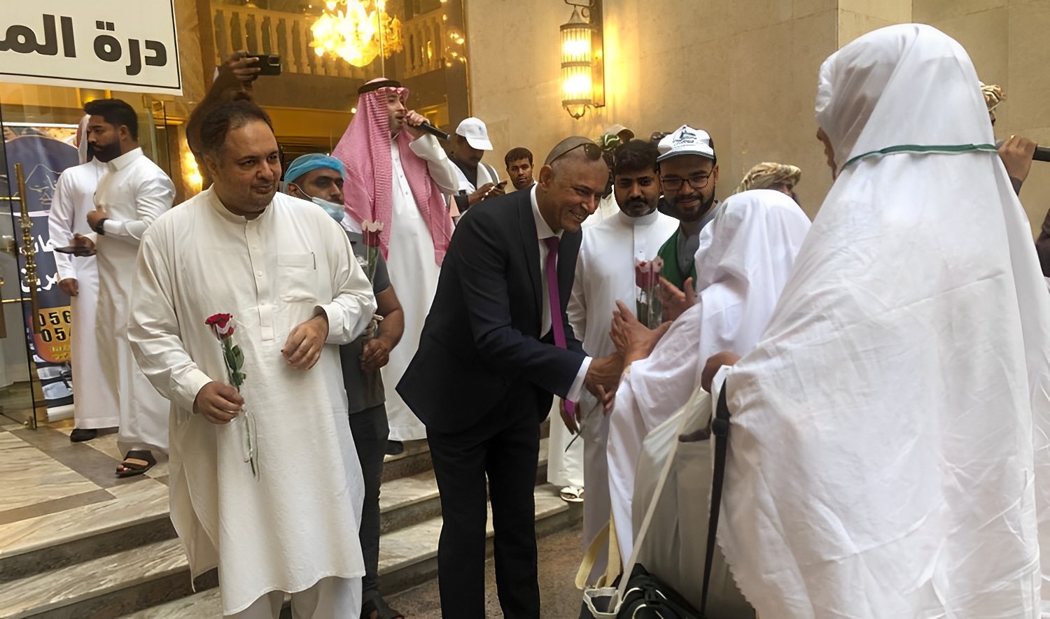 Pakistani hajj pilgrims being welcomed at Durat ul Mashair hotel in Makkah, Saudi Arabia on June 2, 2023. (APP)