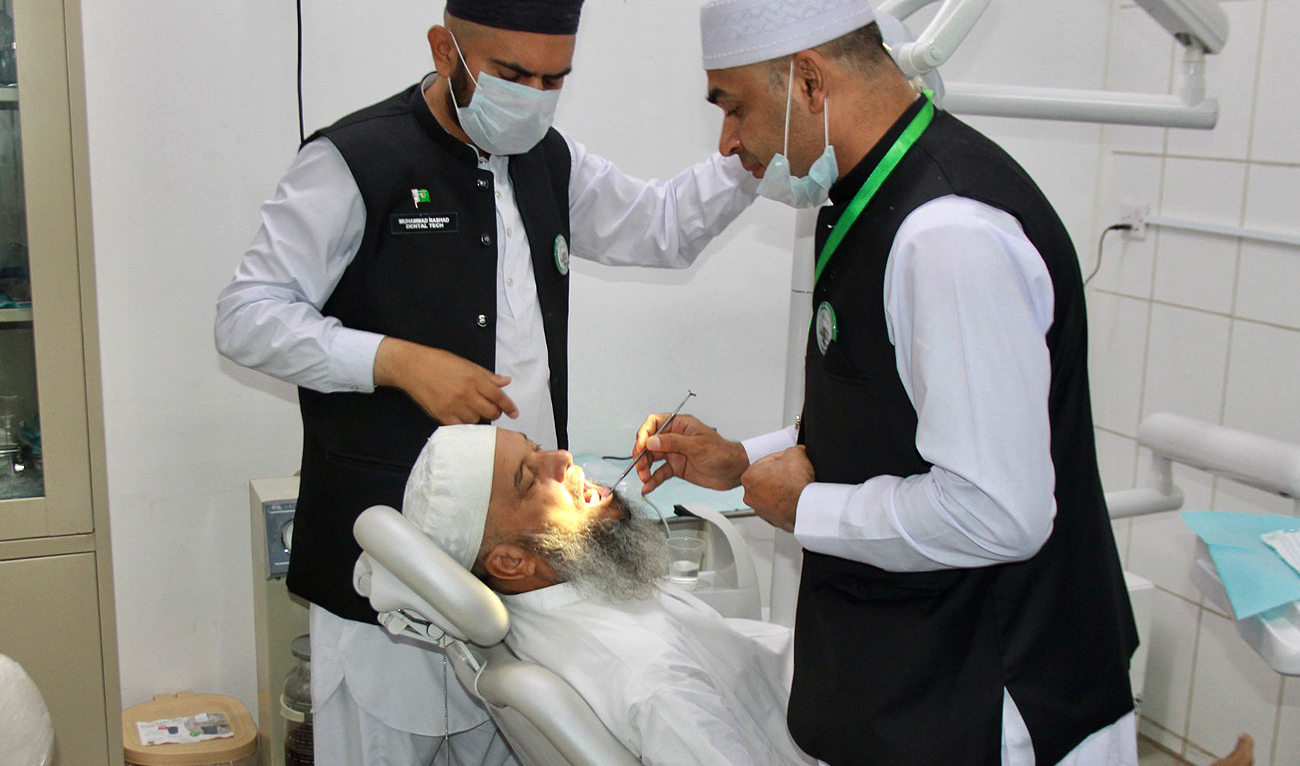 doctor examines patients at a hospital established by Pakistan’s Hajj medical mission in Makkah, Saudi Arabia, on June 11, 2023. (Courtesy: Pakistan’s Hajj medical mission)