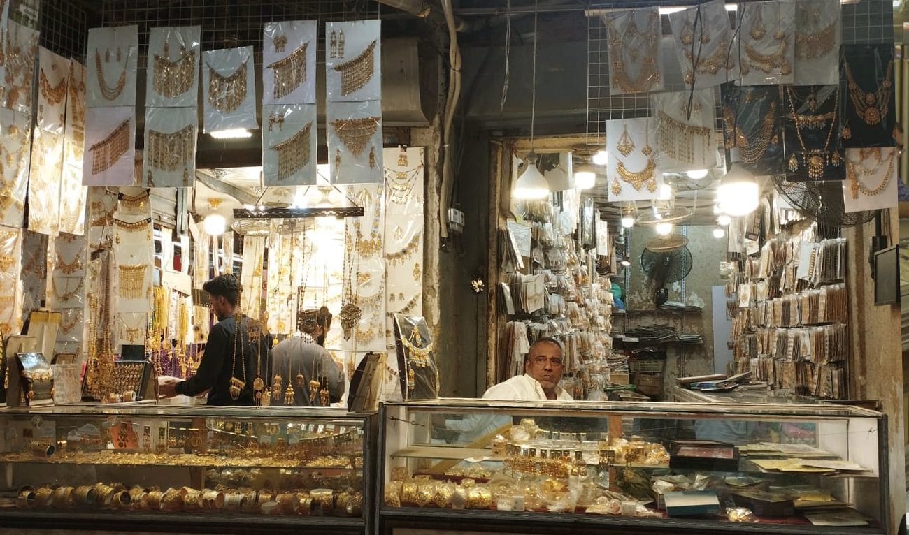 Salesmen is waiting for customer at a gold shop in Karachi’s Kharadar bullion market on April 12, 2023. (AN photo)
