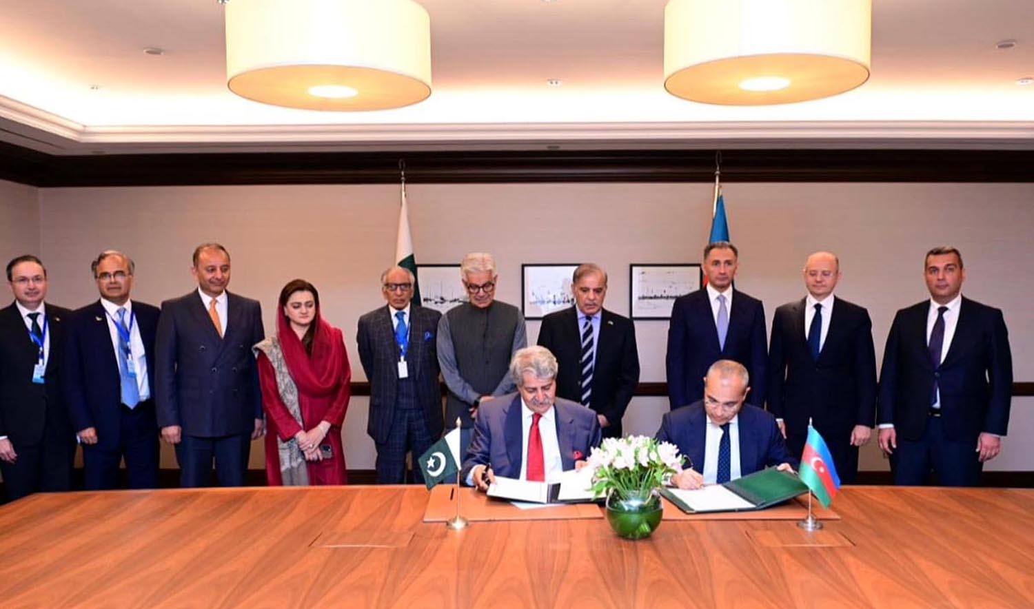 Pakistan Prime Minister Shehbaz Sharif, 4th from right, witnesses the signing of Statement of Understanding between Pakistan and Azerbaijan for promotion of trade between the two countries, in Baku, Azerbaijan, on June 15, 2023. (PID)
