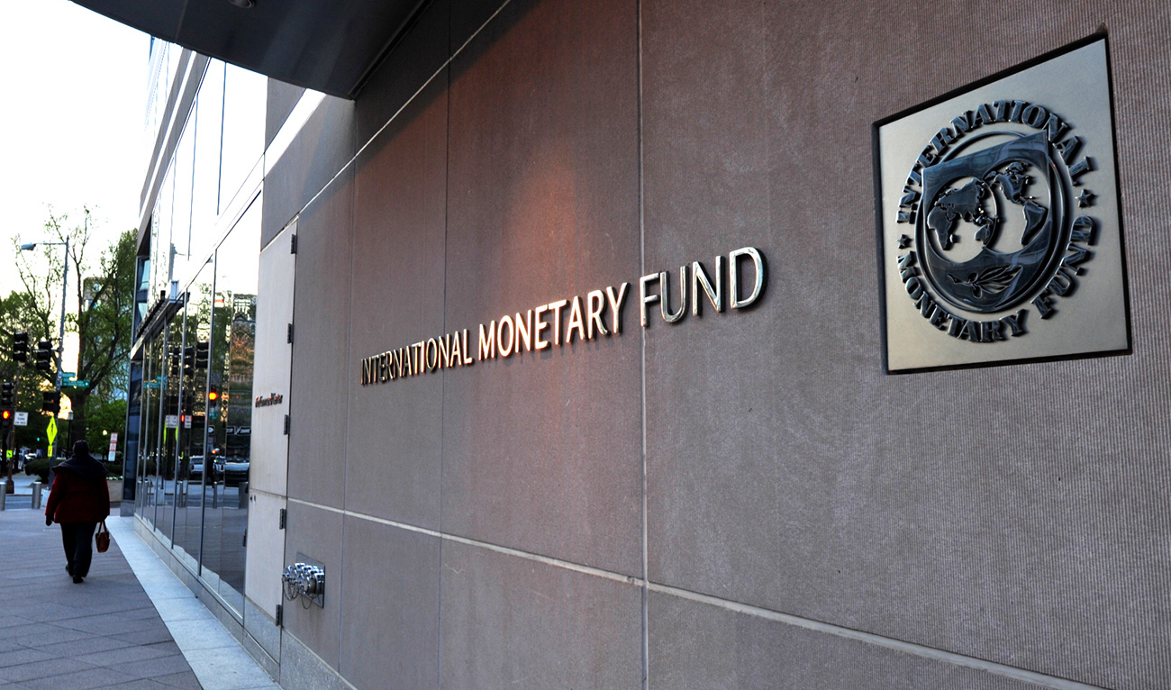 The International Monetary Fund (IMF) building sign is viewed on April 5, 2016 in Washington, DC. (AFP/File)