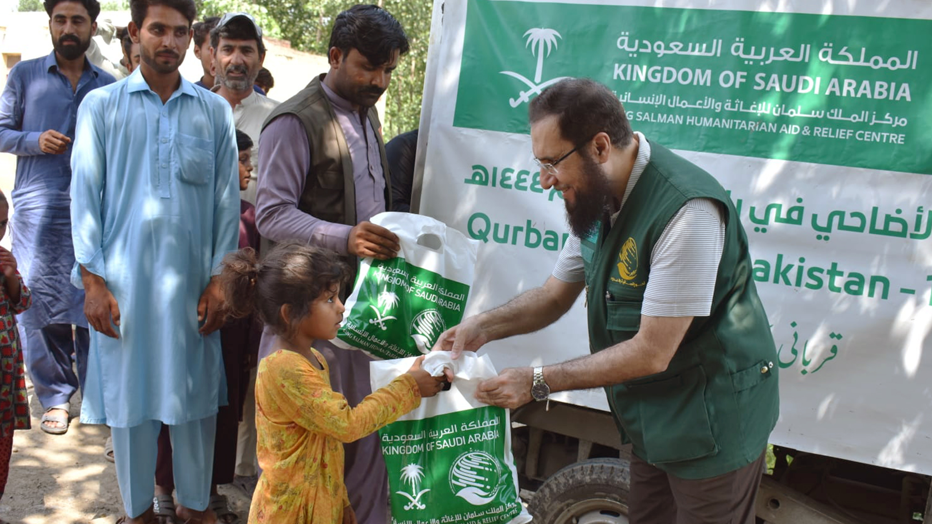 KSrelief workers distribute meat among low income communities on June 29, 2023. (Photo courtesy: KSrelief)