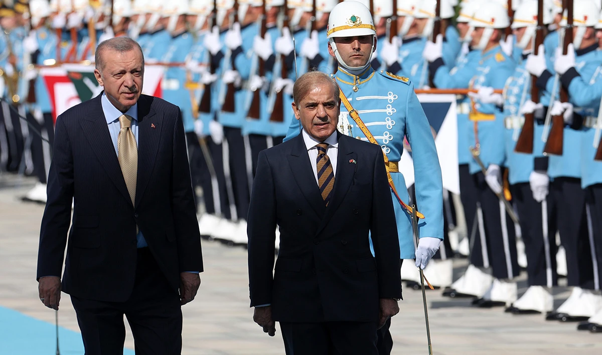 Turkish President Recep Tayyip Erdogan (L) walks with Prime Minister of Pakistan Shehbaz Sharif upon his arrival during an official ceremony at the Presidential Complex in Ankara, Turkey on June 1, 2022. (AFP/File)