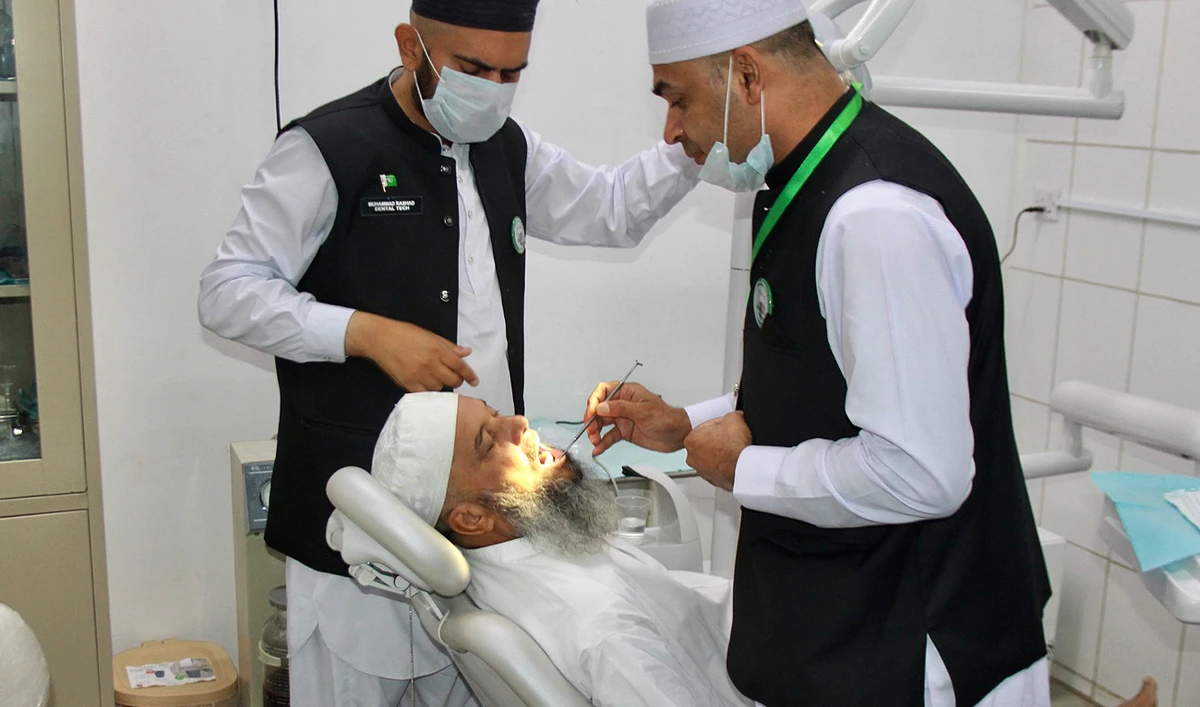 doctor examines patients at a hospital established by Pakistan’s Hajj medical mission in Makkah, Saudi Arabia, on June 11, 2023. (Courtesy: Pakistan’s Hajj medical mission)