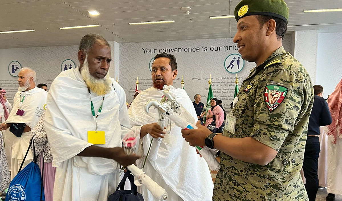 Muslim pilgrims from Bangladesh and Pakistan arrive at King Abdul Aziz airport in Jeddah, ahead of the Hajj pilgrimage in Makkah, Saudi Arabia, on June 20, 2023. (AFP)