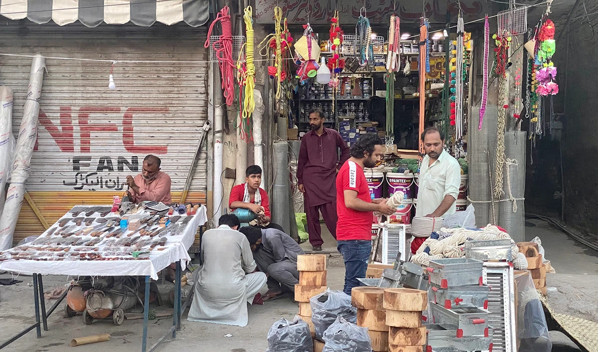 Shop owners install special stalls containing Eid-related essentials in Rawalpindi, Pakistan on June 28, 2023. (AN photo)